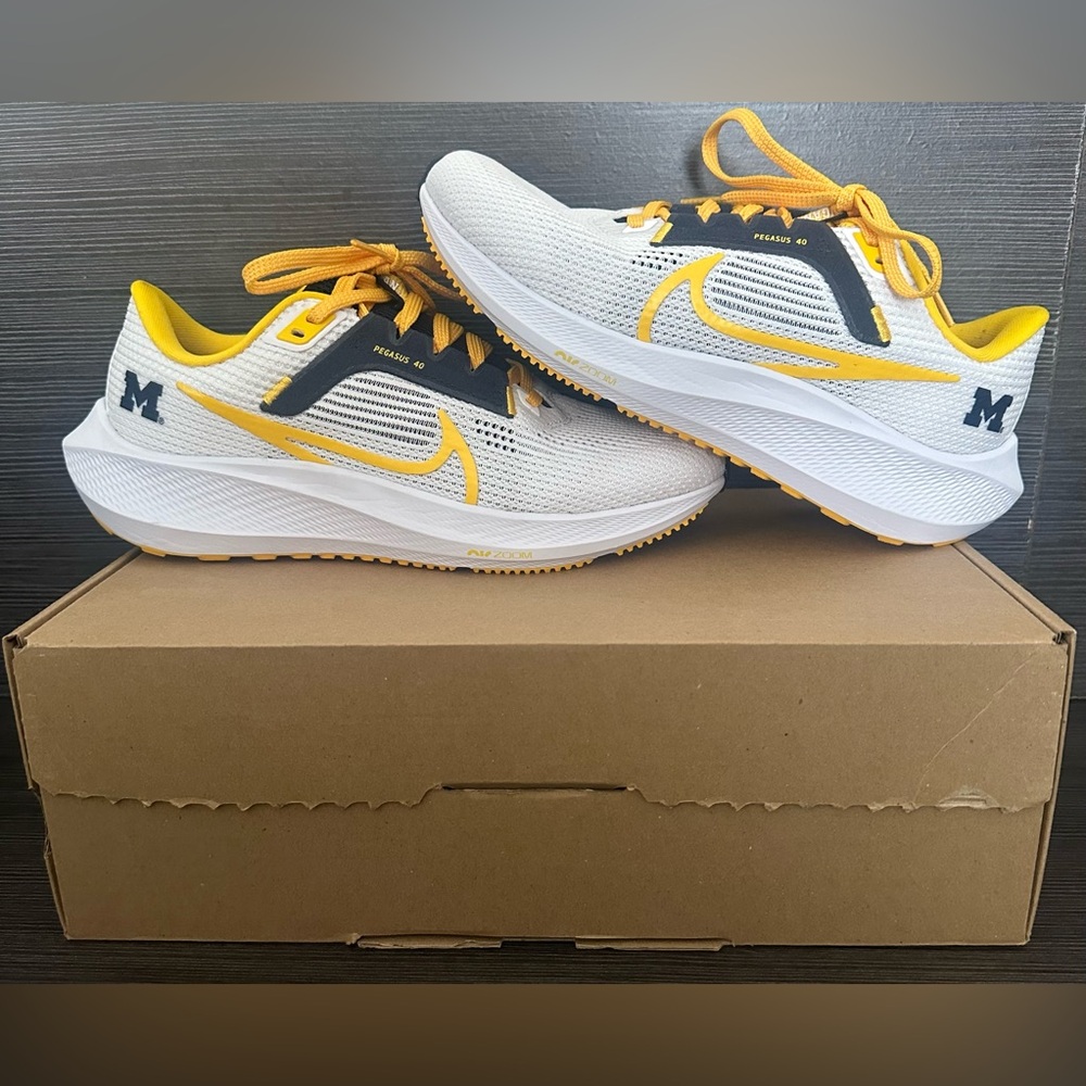 💙Nike Air Zoom Pegasus 40 "Michigan" Running Shoes Size 6.5 W or Men's Size 5💛 - Picture 3 of 14